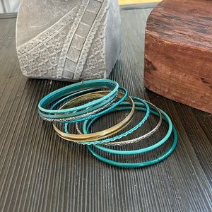 Set of 9 turquoise gold and silver metal bangles! Great beachy summer colors